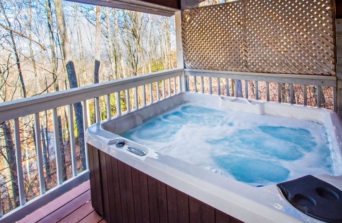 Chalet Village Cabin | Log Heaven PET-FRIENDLY, BEAR SIGHTING, HOT TUB