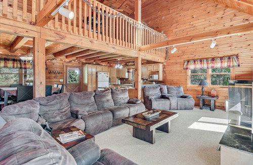 Harrisburg House | Log Home on 8 Acres close to Hershey attractions