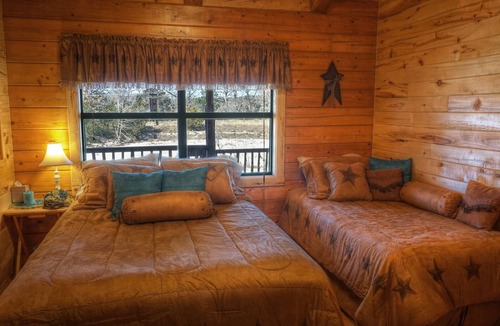 Leakey Cabin | LOG HOME ON THE FRIO RIVER