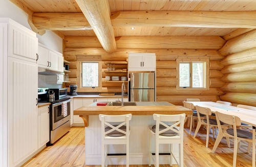 La Minerve Ski Chalet | Log Home ♥ Privacy ✦ Natural Lake ☼ Fireplace ♡ Sauna ☼ BBQ ☼ Balcony
