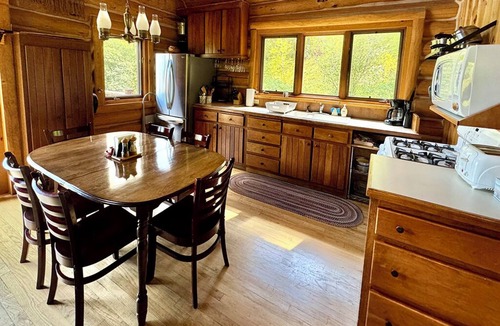 Custer House | Log Home, secluded on a creek