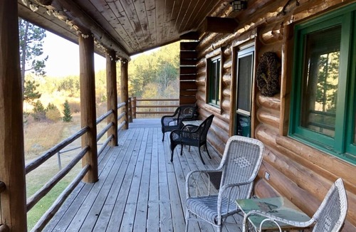 Custer House | Log Home, secluded on a creek