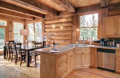 Lac Superieur Village Cottage | Log Home Vallée du nord #056