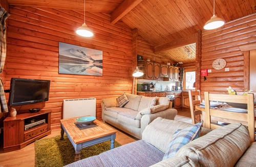 Brora Cabin | Log lodge with private Loch