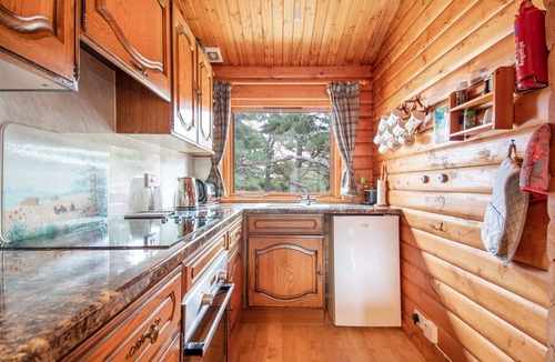 Brora Cabin | Log lodge with private Loch