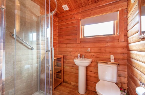 Brora Cabin | Log lodge with private Loch