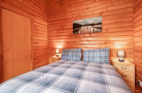 Brora Cabin | Log lodge with private Loch
