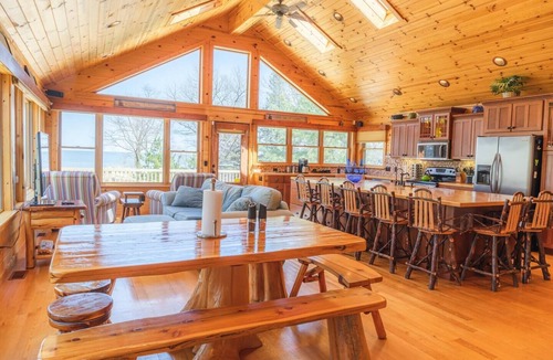 Pigeon Cabin | Log Lover's Dream on Sand Point