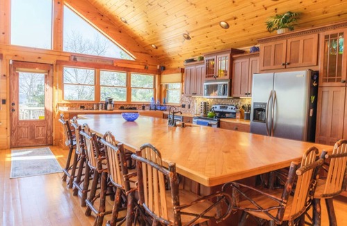 Pigeon Cabin | Log Lover's Dream on Sand Point