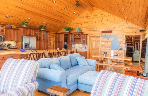 Pigeon Cabin | Log Lover's Dream on Sand Point