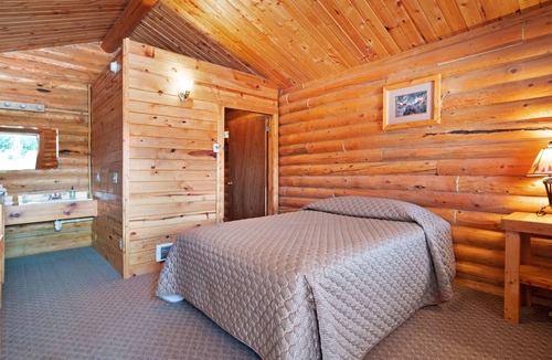 St. Charles Cabin | Log studio for two with a well-equipped kitchenette