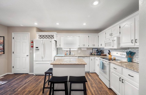 Joplin House | Logan Lodge Pool House~ 4 Bedrooms 3 Bathrooms