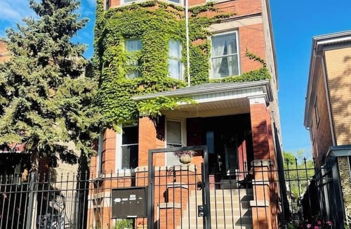 Avondale Apartment | Logan Sq 4BR Duplex Garage Sleeps 8