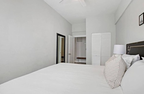 Avondale Apartment | Logan Square Corner 3BR Apt Walkable to Highlights