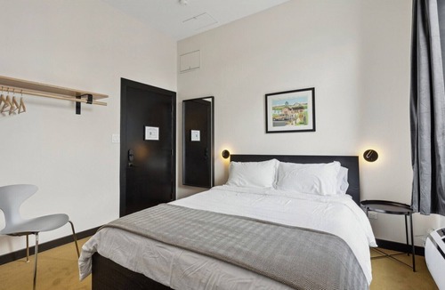 Palmer Square Hotel | Logan Square SRO Hotel Room 303