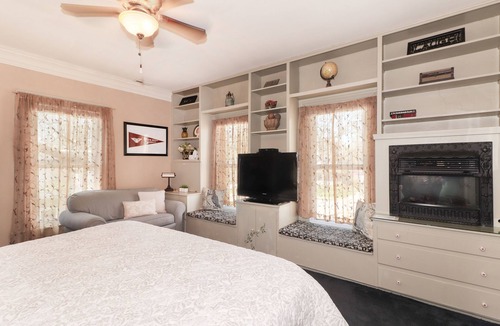 Fulton Bed & Breakfast | Loganberry Inn