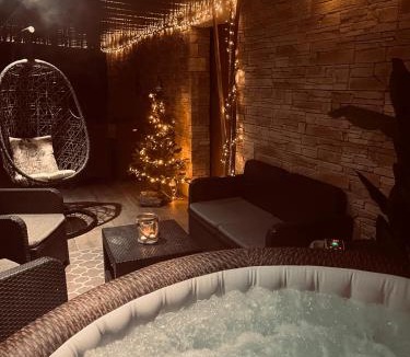 Saint-Dolay House | Logement cosy avec piscine et jacuzzi privatifs