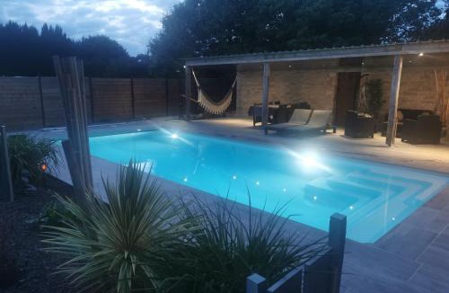 Saint-Dolay House | Logement cosy avec piscine et jacuzzi privatifs