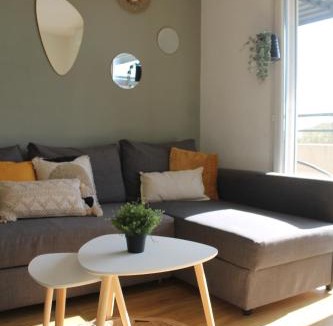 Cournonsec Apartment | Logement lumineux près de la mer et de la ville