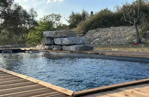 Mons House | Logement Paisible - Mas Sogusthenna