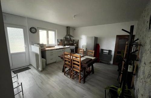 Bagnoles-de-l'Orne House | Logement sous maison habitée en face de la foret petite cour