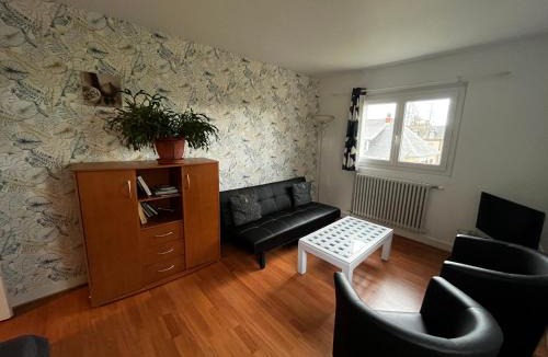 Bagnoles-de-l'Orne House | Logement sous maison habitée en face de la foret petite cour