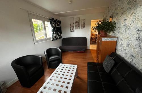 Bagnoles-de-l'Orne House | Logement sous maison habitée en face de la foret petite cour