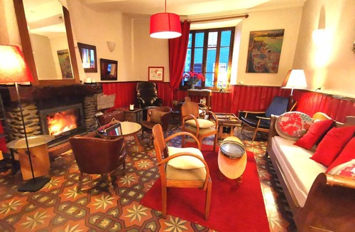 Saint-Pierre-de-Riviere Hotel | Logis Auberge La Barguillère