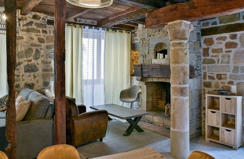 Beaulieu-sur-Dordogne Apartment | Logis Face à L'abbatiale