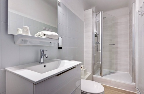 Entraigues-sur-la-Sorgue Hotel | Logis Hôtel La Bastide d'Entraigues