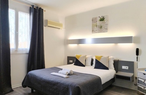 Entraigues-sur-la-Sorgue Hotel | Logis Hôtel La Bastide d'Entraigues