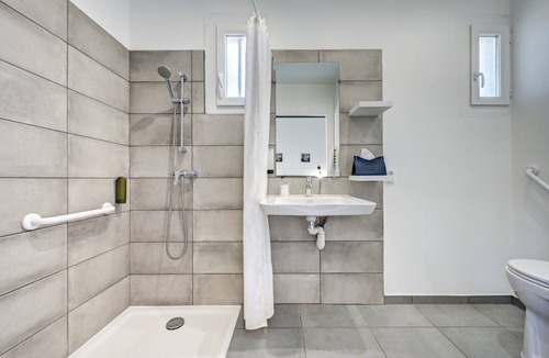 Entraigues-sur-la-Sorgue Hotel | Logis Hôtel La Bastide d'Entraigues