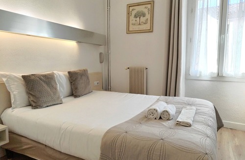 Entraigues-sur-la-Sorgue Hotel | Logis Hôtel La Bastide d'Entraigues