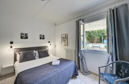Entraigues-sur-la-Sorgue Hotel | Logis Hôtel La Bastide d'Entraigues