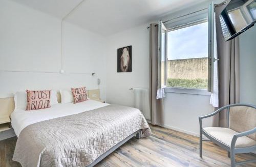 Entraigues-sur-la-Sorgue Hotel | Logis Hôtel La Bastide d'Entraigues
