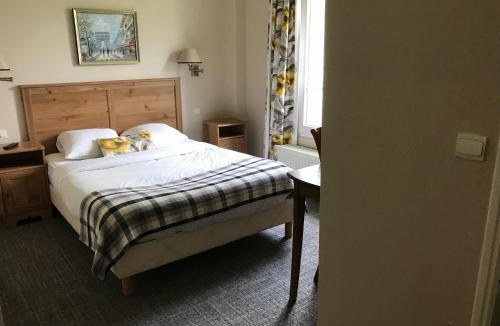 Saint-Remy-les-Chevreuse Hotel | LOGIS Hôtel & Restaurant - Au Bord du Lac