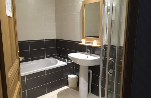 Saint-Quentin Hotel | Logis Hôtel& Appartements Le Florence