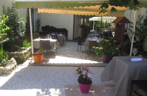 Buzancais Hotel | Logis Hôtel Au Croissant