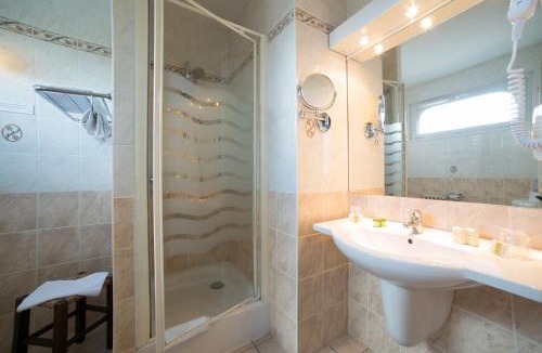 Doue-la-Fontaine Hotel | Logis Hôtel Auberge de la Rose