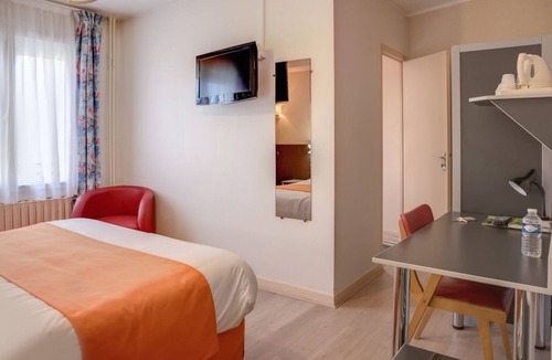 Beaumont-sur-Sarthe Hotel | Logis hôtel de la Barque