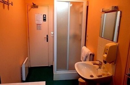 Beaumont-sur-Sarthe Hotel | Logis hôtel de la Barque