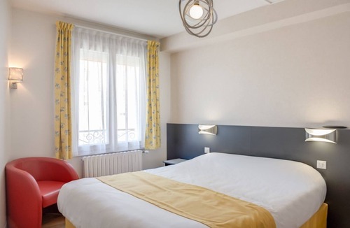 Beaumont-sur-Sarthe Hotel | Logis hôtel de la Barque