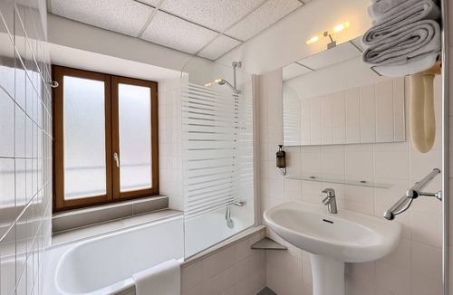 Faverges-Seythenex Hotel | Logis Hôtel de Genève