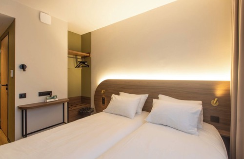 Saint-Cyr-sur-Mer Hotel | Logis Hôtel de Port d'Alon