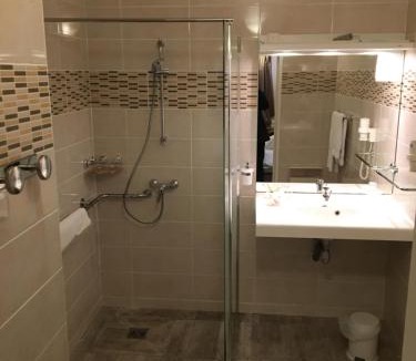 Chaufour-les-Bonnieres Hotel | Logis Hôtel Les Nymphéas