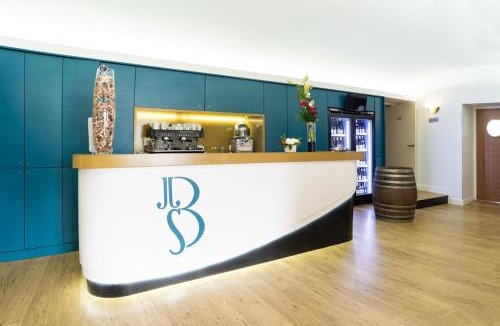 Les Roches-de-Condrieu Hotel | Logis Hôtel Le Bellevue