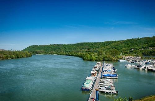 Les Roches-de-Condrieu Hotel | Logis Hôtel Le Bellevue