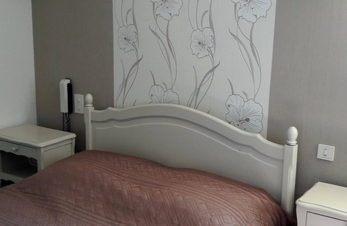 Saint-Martin-en-Bresse Hotel | Logis Hôtel Au Puits Enchanté