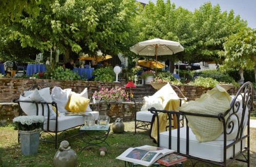 Saint-Saud-Lacoussiere Hotel | Logis Hôtel Hostellerie Saint-Jacques