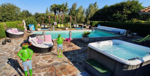 Saint-Saud-Lacoussiere Hotel | Logis Hôtel Hostellerie Saint-Jacques